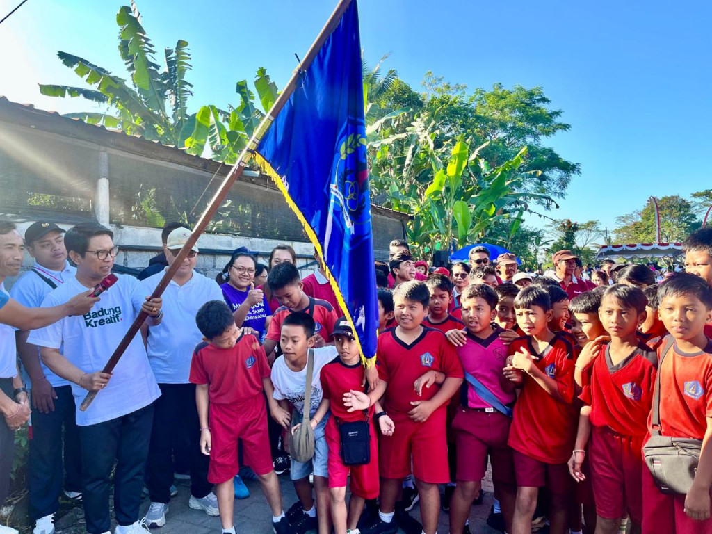 Sekda Adi Arnawa Lepas Jalan Santai Masyarakat Desa Bongkasa Pertiwi